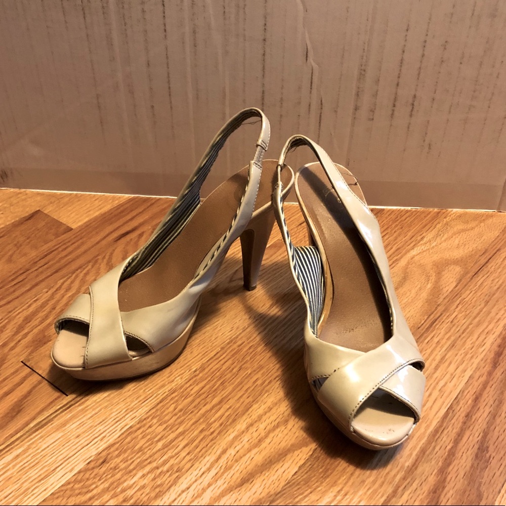 Nude peep toe heels 👠